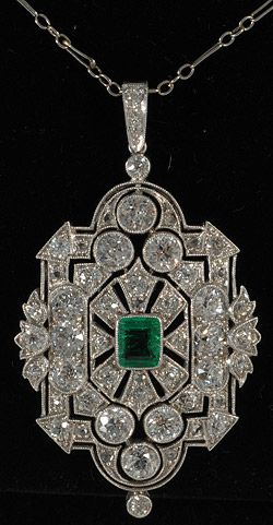 An Art Deco pendant set in platinum with emeralds and diamonds. #ArtDeco #pendant Bijoux Art Deco, Bijoux Art Nouveau, Wedding Pendant, Art Deco Pendant, Art Deco Engagement, Vintage Style Jewellery, Deco Jewelry, Vintage Jewels, Art Deco Jewelry