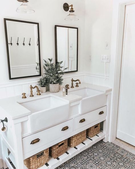 Jute storage baskets in Farmhouse Bathroom with double vanity via @lynzyandco Farmhouse Bathroom Decor Ideas, Dekorasi Kamar Tidur, Farmhouse Bathroom Decor, Farmhouse Sink, Farmhouse Bathroom, Bathroom Styling, Beautiful Bathrooms, White Bathroom, Home Bathroom