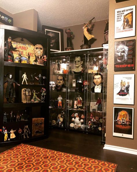 Horror Collection Display, Horror Movie Room Decor, Horror Shelf, Horror Scenery, Horror Room Ideas, Horror Room Decor, Collectors Room Ideas, Horror Movie Room, Horror Bedroom