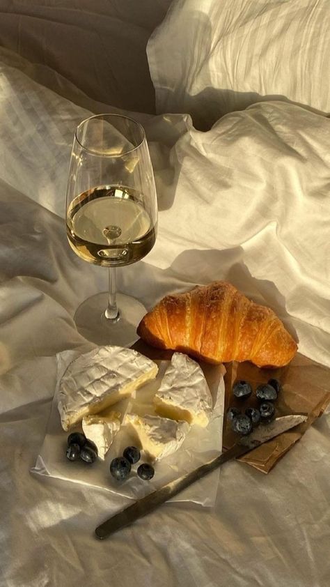 Tumblr Food, Istoria Artei, Living In London, Cream Aesthetic, Wine Cheese, Beige Aesthetic, Pretty Food, Aesthetic Food, The Universe