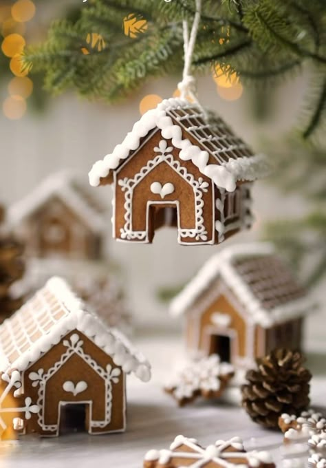 3d Gingerbread House, Gingerbread House Ornaments, 3d Gingerbread, Mini Gingerbread House, Gingerbread House Cookies, Cozy Christmas Decor, Food Ornaments, Astuces Diy, Handmade Christmas Crafts