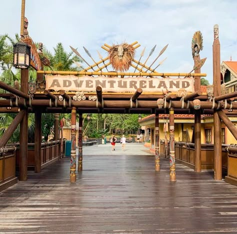 Amusement Park Entrance, Water Park Ideas, Zoo Architecture, Planet Coaster, Disney Sign, Polynesian Village, Family Park, Disney Pics, Mediterranean Villa