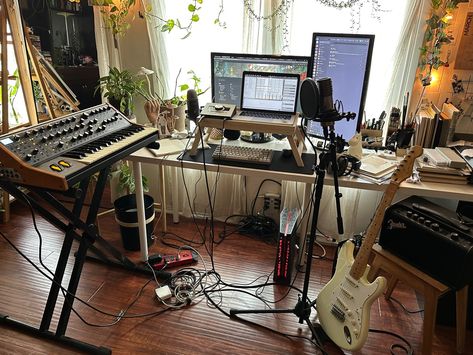 Music Studio Bedroom Small Spaces, Bohemian Music Room, Recording Studio Aesthetic Vintage, Bedroom Music Studio Ideas Small Spaces, Guitar Amplifier Aesthetic, Production Studio Aesthetic, Boho Music Studio, Art Studio In Apartment, Musician Bedroom Aesthetic