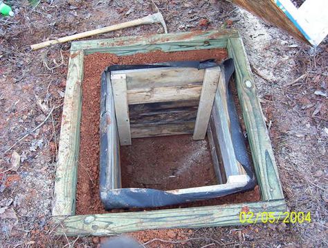 Simple outhouse pit - Something I hope we never need to know how to make, but just in case... Simple Outhouse, Diy Outhouse, Building An Outhouse, Outhouse Plans, Outhouse Bathroom, Out Houses, Emergency Prepardness, Outdoor Toilet, Emergency Preparation