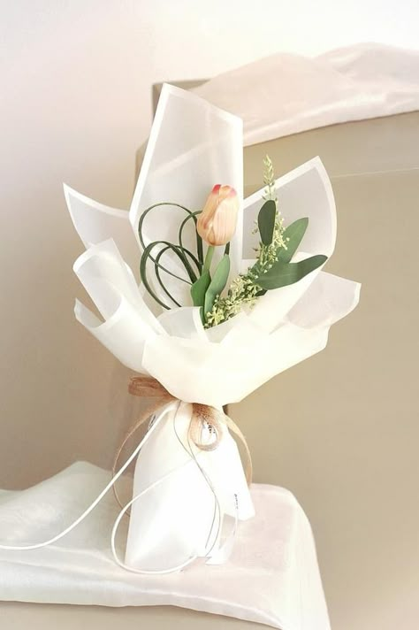 Single Tulip Bouquet, Flora Designs, Decoration Business, Simple Bouquet, Diy Bouquet Wrap, Luxury Flower Bouquets, Flora Design, Boquette Flowers, Tulip Bouquet