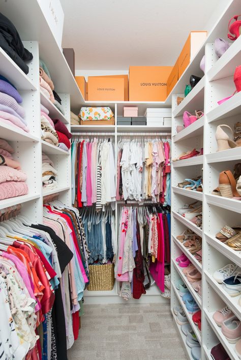 Walk In Closet Preppy, Closet Filled With Clothes, Teen Girl Closet Ideas, Teen Girl Closet, Closet Remodel Ideas, Small Master Closet, Teen Closet, Y2k Bedroom, Big Closet