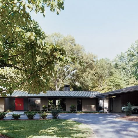 EXACTLY how I want to update my house - my 50s ranch needs a makeover!! Ranch Makeover, Modern Ranch House, Mid Century Modern Exterior, Ranch Remodel, Mid Century Ranch, Ranch Exterior, Exterior Renovation, Modern Ranch, Exterior Makeover