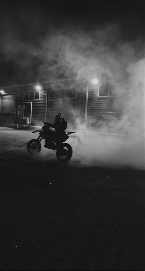 Late Night Vibes, Image Moto, Motorcross Bike, Bike Aesthetic, Motorcycle Aesthetic, Motorcycle Wallpaper, Biker Aesthetic, Night Biking, Biker Love