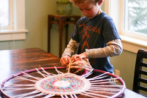 Woven Finger-Knitting Hula-Hoop Rug DIY OMG like hula hoops could get any more fabulous!!! Hula Hoop Weaving, Hula Hoop Rug, Finger Knitting Projects, Rug Diy, Homemade Art, Homemade Decor, Finger Knitting, Weaving Projects, Diy Rug