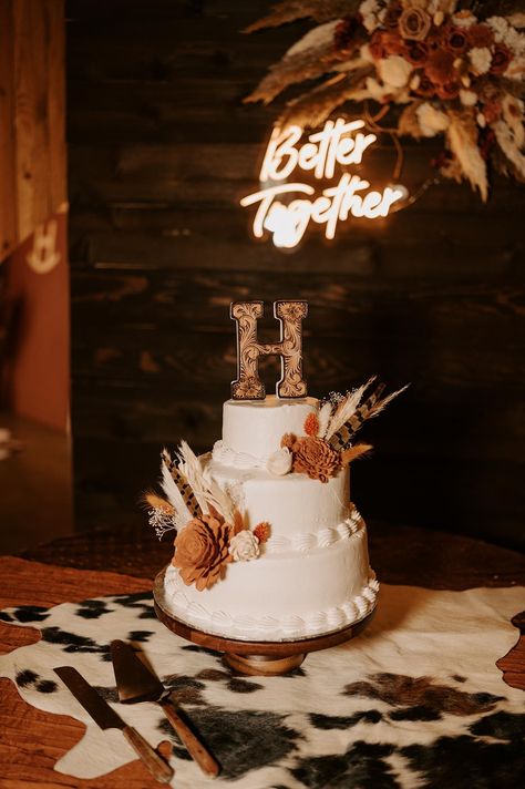 Check out this photo from brianna.purvis Western Cake Wedding, Country Themed Wedding Cake, Wedding Cakes Western Style, Western Theme Wedding Cake, Western Wedding Planning, Southern Themed Wedding, Cowboy Western Wedding, Western Wedding Cakes Rustic, Western Cowboy Wedding