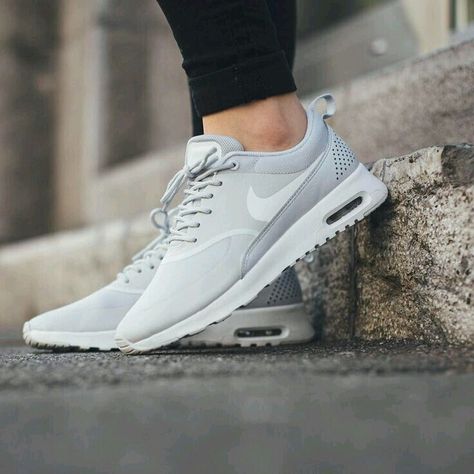 Gray Nike Shoes, Nike Free Runners, Tennis Shoes Outfit, Sneaker Boutique, Runners Shoes, Free Runs, Air Max Thea, Nike Air Max Thea, Roshe Run