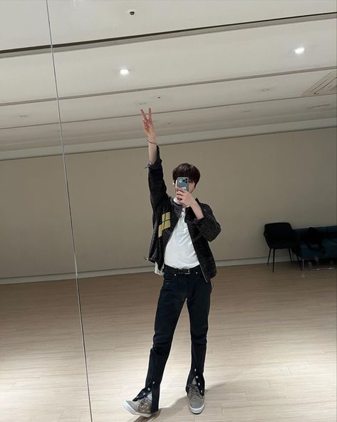 Peace sign dance practice mirror selfie Instagram