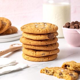 Chocolate Chip Cookie Recipe | Chelsea Sugar Gain Meals, Chocolate Chip Biscuits, Two Peas And Their Pod, Crispy Chocolate Chip Cookies, Almond Shortbread, Oatmeal Peanut Butter, Almond Shortbread Cookies, Baked Goods Desserts, Chocolate Chip Cookies Ingredients