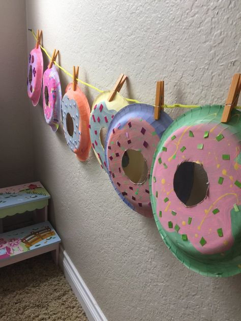 Paper Plate Donuts — Squirmy Wormy Children's Books Donuts Crafts Preschool, Paper Plate Candy Decorations, Donut Craft Preschool, Donut Crafts For Kids, Donut Activities, Donut Crafts, Donut Craft, Art Activities For Toddlers, Preschool Activities Toddler