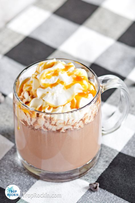 Caramel Vodka Drinks, Warm Holiday Cocktails, Vodka Hot Chocolate, Vodka Mixers, Hot Chocolate Cocktail, Whipped Vodka, Boozy Chocolate, Spiked Hot Chocolate, Whipped Cream Vodka