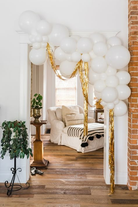 Cozy New Years Eve Fete Spent at Home - Inspired By This New Year's Eve Party Themes, Nye Party Decorations, New Years Eve Party Ideas Decorations, Nye 2023, Nye Decorations, New Years Eve Party Ideas, Fest Temaer, New Year's Eve Celebrations, New Year Eve