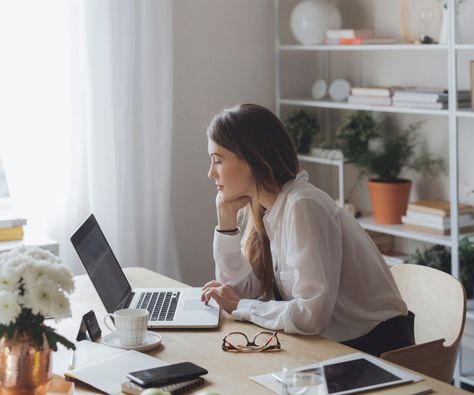 5 Things Successful Women Do on Fridays So Monday Isn’t a Nightmare Woman Studying Aesthetic, Corporate Woman, Mental Break, Fire Drill, Professional Profile, Physical Space, Difficult Conversations, The Everygirl, Successful Women