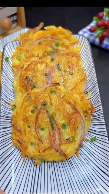 Fabulous food on Instagram: "Pyaz pakoda😋 Ingredients: •potato •onion •carrot •spring onion •all purpose flour •salt •chaat masala •egg Follow @fabulous_food70 for more videos #reel #viral #pakoda #streetfood #foodie #potatorecipes #potatowedges #breakfast #snacks #snackideas #explore #thaifood #indianfood #instafood #food #instagram" Spicy Snacks Recipes, Breakfast Recipes Indian, Vegetarian Fast Food, Tastemade Recipes, Indian Cooking Recipes, Vegetarian Snacks Recipes, Tasty Recipes Videos, Quick Recipes Snacks, Tasty Vegetarian Recipes