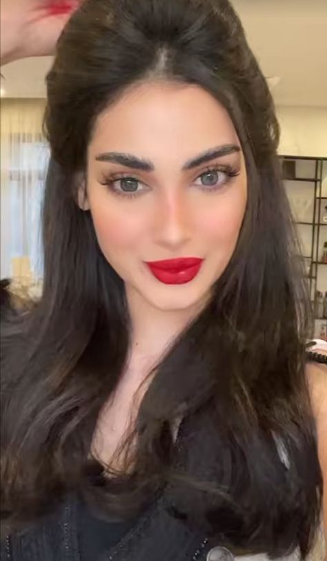 Zainab Al Alwan, Makeup Wrinkles, Vampire Look, Day Makeup Looks, Dubai Business, Best Massage, Massage Center, Easy Bun Hairstyles, Turkish Women Beautiful