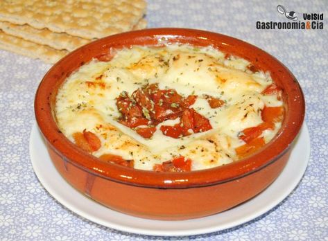 Provolone al horno con tomate y orégano | Gastronomía & Cía Food From Different Countries, Queso Cheese, Tasty Bites, Provolone, Cheese Recipes, Healthy Cooking, Tasty Dishes, Oregano, Main Course