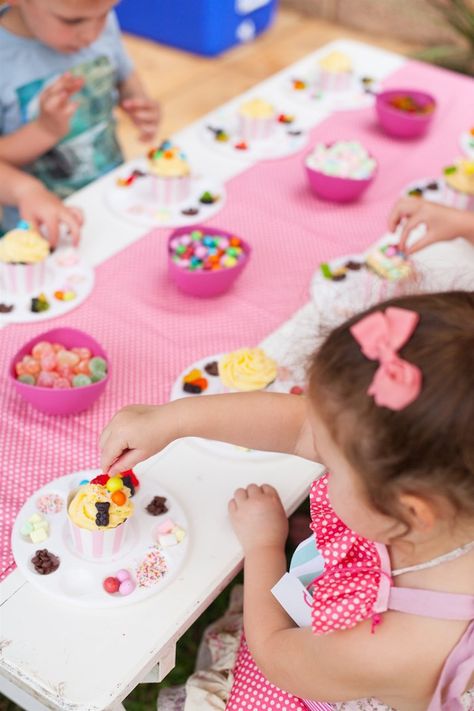 Kids Workshop Ideas Activities, Cupcake Decorating Party For Kids, Cupcake Birthday Decorations, Baking Themed Birthday Party, Children's Workshop, Kids Baking Party, Baking Birthday Parties, Cupcake Decorating Party, Party Activities Kids