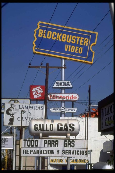 The golden age of the video rental store through vintage photographs, 1970-1990 - Rare Historical Photos Video Rental Store, Video Technology, 1990s Nostalgia, Land Of The Lost, Blockbuster Video, Environment Painting, Childhood Memories 90s, Rare Historical Photos, Video Store