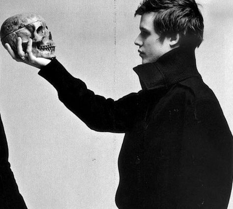 This image of Hamlet reminds me of the scene, he had with skull in grave. This image in very detail the same detailed scenes that occurred during when Hamlet was talking to the skull with the graveyard. How we our all the same, when we die in the end. How he wished to be dead because he thought life is not worth living. Shakespeare Hamlet, What Dreams May Come, White Lies, Sore Eyes, Shakespeare Plays, Midsummer Nights Dream, Dead To Me, The Skull, Photography Senior Pictures