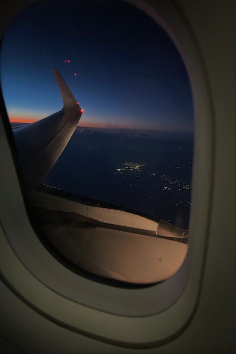 Beautiful sunset when flying to DFW Airport 🫶🏼 Sunset Airport, Flying Aesthetic, Airplane Sunset, Waking Up At 3am, Dfw Airport, Airport Aesthetic, Airport Photos, Airport Travel, Korean Aesthetic