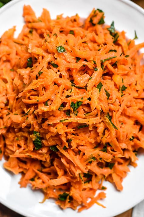 French-style Grated Carrot Salad - Pardon Your French Napa Salad, Green Bean Potato Salad, Grated Carrot Salad, Candied Pecans Recipe, Carrot Salad Recipes, Simple Dressing, Simple Vinaigrette, Pecan Salad, Vinaigrette Recipes