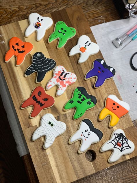 Dental Hygiene Cookies Decorated, Dental Fall Decor, Teeth Cookies Decorated, Pumpkin Painting Ideas Dental, Dental Cookies Decorated, Dentist Halloween Decorations, Dental Office Halloween Decorations, Tooth Cookies Decorated, Tooth Doodle