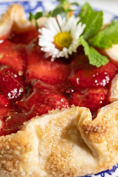 Strawberry Galettes, Strawberry Appetizers, Strawberry Galette, Vegan Pies, Easy Puff Pastry, Galette Recipe, Fresh Fruit Recipes, Strawberry Dessert Recipes, Cream Pies