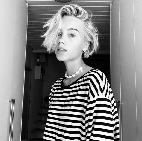 Queer Blonde Hair, Queer Bob Hairstyle, Bisexual Bob Haircut, Queer Haircut, Lena Mantler, Choppy Bob Hairstyles For Fine Hair, Lisa And Lena, Choppy Bob Hairstyles, Hair Inspiration Short