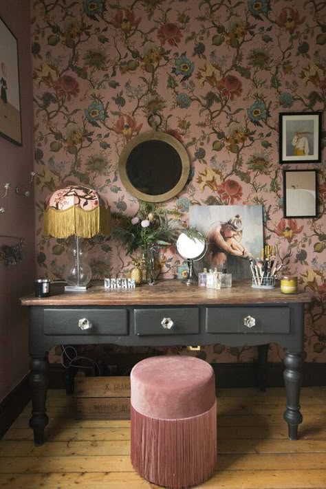 sympathetic Vintage Dressing Rooms, House Of Hackney Wallpaper, Dressing Room Decor, Green Sofa, Vintage Room, Dressing Room Design, Decoration Inspiration, Eclectic Home, Home Tour