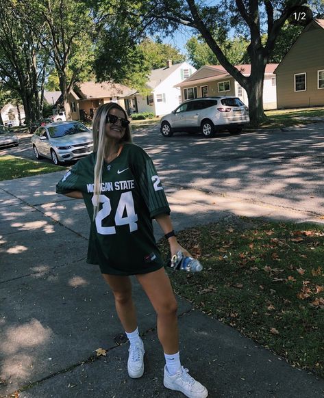 Jersy Girls Outfit, Sport Costume For Women, Girls Football Player Halloween Costume, Nfl Halloween Costumes, Halloween Football Player Girl, Football Costumes For Girls Halloween, Football Costume Girl, Jersey Halloween Costumes, Football Player Costume Girl