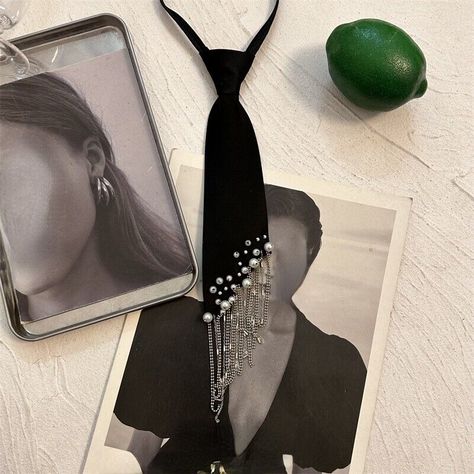 Black And Silver Fashion, Cool Accessories Jewelry, How To Style A Tie Women, Beads On Clothes, Art With Pearls, Tie Outfit For Women, Mens Ties Fashion, Different Tie Knots, Pearl Clothes