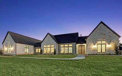 Modern-farmhouse House Plan - 4 Bedrooms, 3 Bath, 3029 Sq Ft Plan 131-112 Large Ranch House Plans, 2000 Sq Ft House Plans One Level, 3000 Sq Ft House Plans, Ranch Home Plans, Ranch Home Floor Plans, Luxury Ranch House Plans, Texas Hill Country House Plans, Modern Transitional House Plans, Contemporary Ranch Home