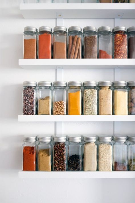 Display jars of spices on white shelves Spice Rack Design, Kitchen Marble Countertops, Best Spice Rack, Storage Closet Design, Style A Kitchen, Shelf Storage Ideas, Mounted Spice Rack, Spice Rack Ideas, Home Shelf Decor