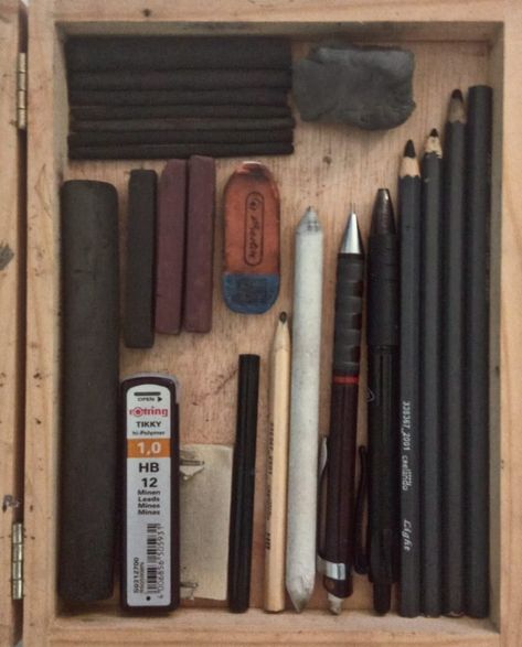 aesthetic drawing pencils charcoal materials art sketching Drawing Pencils Aesthetic, Old Sketchbook Aesthetic, Aesthetic Charcoal Art, Art Pencils Aesthetic, Charcoal Sketches Aesthetic, Cautious Aesthetic, Drawing Materials Art Supplies Aesthetic, Artist Bag Aesthetic, Charcoal Art Supplies