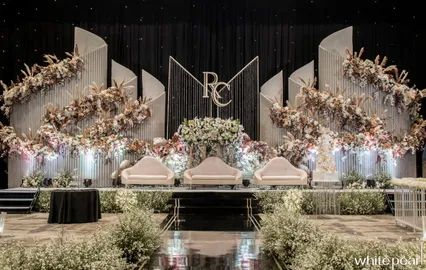 Wedding Stage Reception Decorations, Unique Reception Stage Decoration, Stage Backdrop Design Wedding, New Wedding Decorations 2023, Aesthetic Wedding Stage Decor, Wedding Stage Design 2023, Wedding Stages Modern, New Stage Decorations, Wedding Stage Indoor Decorations