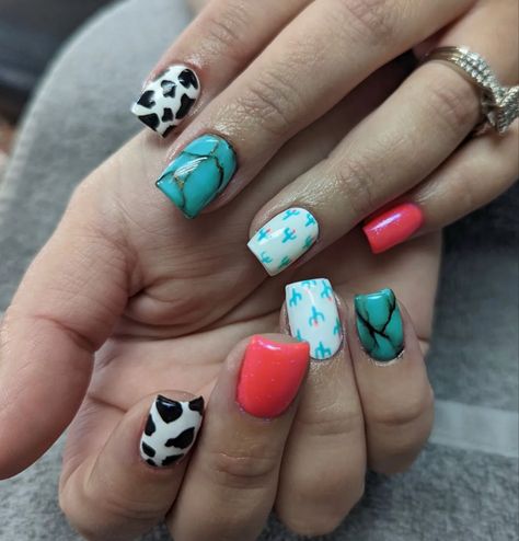 Country Style Nails Acrylic, Country Valentines Nails, Cute Western Christmas Nails, Simple Western Nail Designs, Neon Western Nails, Southern Nails Designs, Concert Nails Country, Western Winter Nails, Fall Country Nails