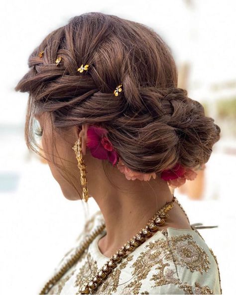 Pick out gorgeous hairstyles for garba night from here! #garba #garbanight #garbanighthairstyles #hairstyles #bridalhairstyles #navratri #navratrihairstyles #gujratihairstyles #garbadress #garbaoutfit #navratrioutfit #dandiyaoutfit #dandiyahairstyle Party Bun Hairstyles, Indian Bun Hairstyles, Loose Bun Hairstyles, Wedding Reception Hairstyles, Reception Hairstyles, Lehenga Hairstyles, Side Bun Hairstyles, Hairstyle For Long Hair, Curly Bun Hairstyles