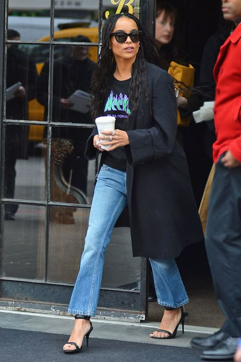 Zoe Kravitz - The Budget Babe | Affordable Fashion & Style Blog Zoe Kravitz Style, Spring Trench Coat, Zoë Kravitz, Black Trench Coat, Lisa Bonet, Jeans Look, Zoe Kravitz, Lenny Kravitz, Trench Coat Black