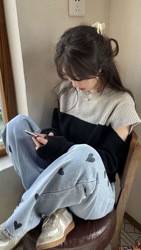 Uzzlang girl Ulzzang Casual Outfits, Uzzlang Outfits, Moda Ulzzang, Cool Handshakes, Beautiful Photoshoot Ideas, Black Pink Background, Preformance Outfits, Trendy Fashion Tops, Best Photo Poses