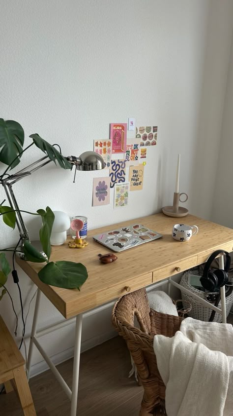 Study Desk Tablecloth, Workspace In Front Of Window, Study Desk Ideas Aesthetic, Desk Inspo Bedroom, Worktable Ideas, Work Space In Bedroom, Office Area In Bedroom, Bedroom Desk Aesthetic, Wood Desk Ideas