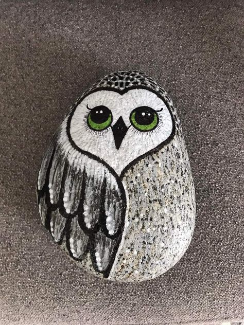 Christmas Owl Painting, Fall Rock Painting Ideas, Owl Rock Painting, Owl Painted Rocks, Rock Crafts Diy, Owl Rocks, Animal Paintings Acrylic, Garden Rock Art, Garden Rocks