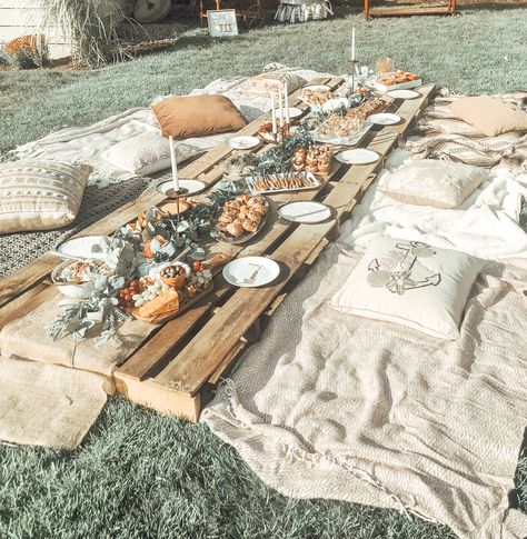 DIY boho inspired party! Boho Bachelorette Party Ideas, Boho Backyard Dinner Party, Picnic Dinner Party, Anniversary Picnic, Boho Bachelorette Party, Diy Lunch, Boho Bachelorette, Backyard Dinner Party, Craft Fair Booth Display