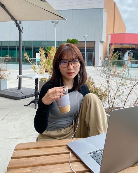 Yoora Jung, Study Snaps Ideas, Glasses Outfit, Study Motivation Quotes, All Or Nothing, Slice Of Life, Study Motivation, Ulzzang Girl, Aesthetic Girl