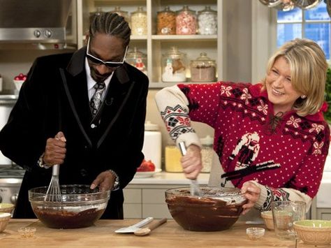 Rapper Snoop Dogg joins Martha in the kitchen to make brownies and rap about baked goods on the Christmas Cookie Show. Pot Brownie, Martha Stewart Recipes, Sammy Davis Jr, Anthony Kiedis, Bill Cosby, Snoop Dog, Eddie Murphy, Jackson 5, Louis Armstrong