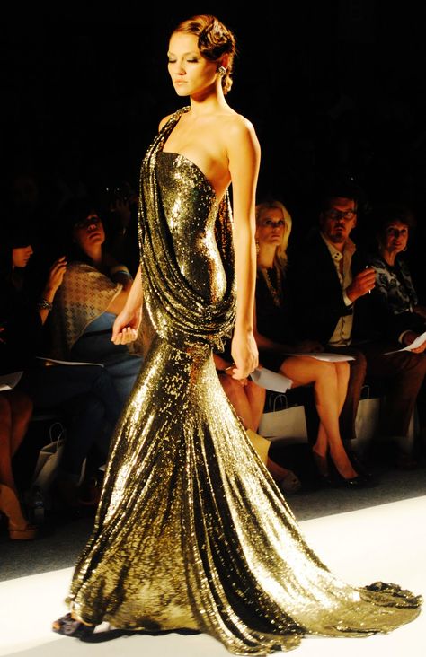 Gold Runway Dress, Money Dress, Formal Clothes, Runway Fashion Couture, High Fashion Dresses, Golden Dress, Exquisite Gowns, Dream Dresses, Fashion Figures