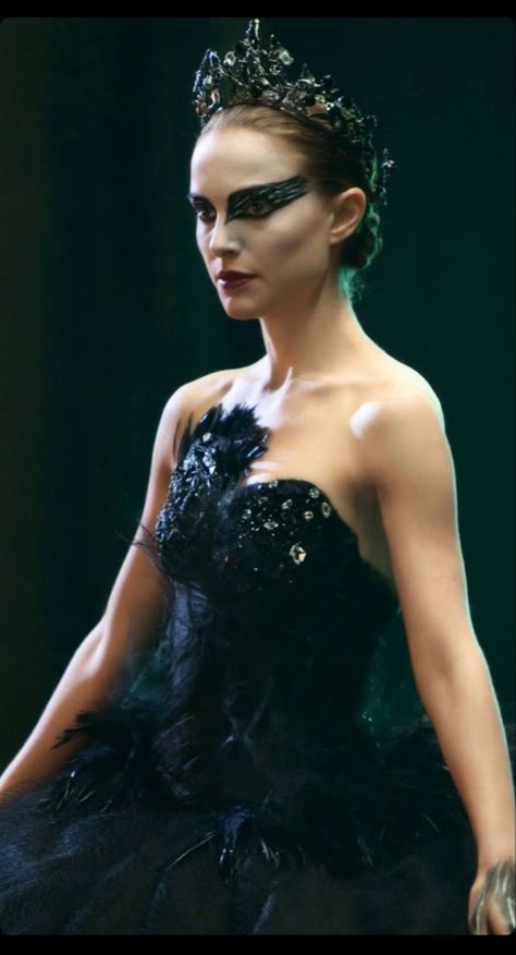 Black Swan Costume Halloween, Black Swan Makeup, Black Angel Costume, Halloween Costumes For Brunettes, Swan Lake Costumes, Black Swan Movie, Swan Costume, Halloween Costumes 2022, Black Swan Costume